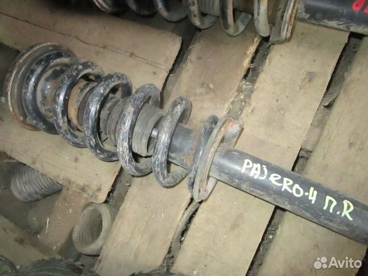 Пружина передняя Mitsubishi Pajero 4