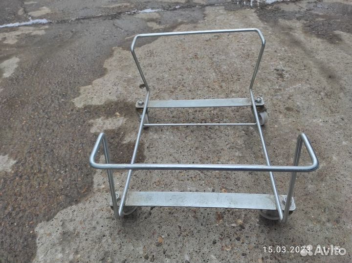 Подставка для покупательских корзин на колесах