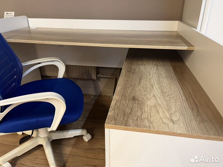 Угловой письменный стол