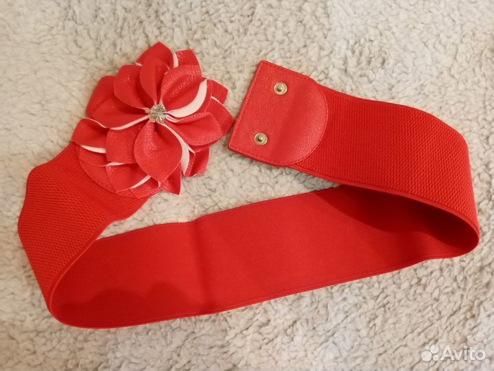 Красный эластичный пояс с кожаным цветком