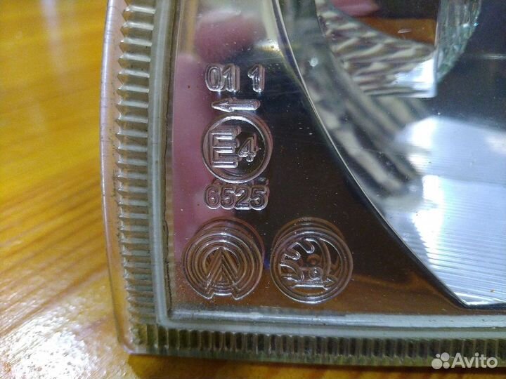 Поворотник передний правый Skoda Octavia