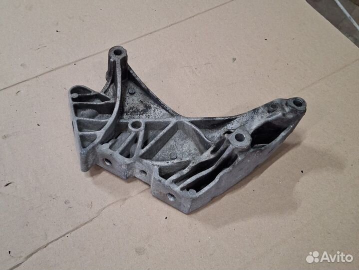 Кронштейн двигателя правый Volkswagen Passat B6