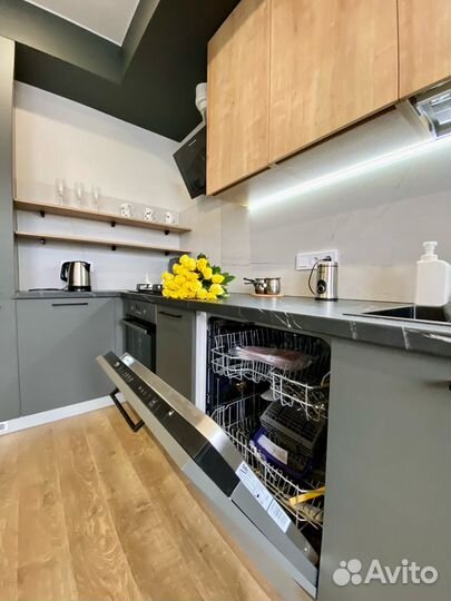 Угловая кухня под потолок на заказ в Челябинске