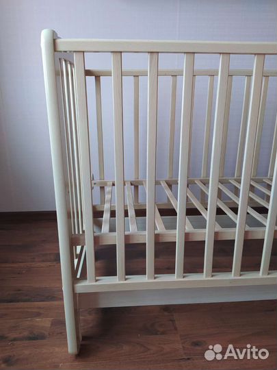 Кроватка детская с маятником