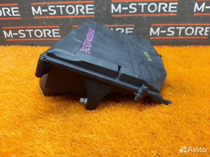 Корпус воздушного фильтра правый Mercedes-Benz