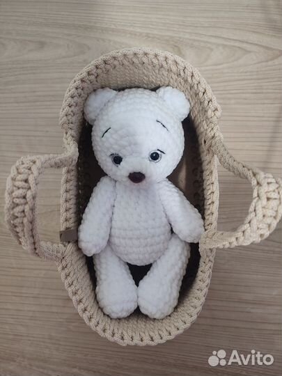 Плюшевый медвежонок в корзинке