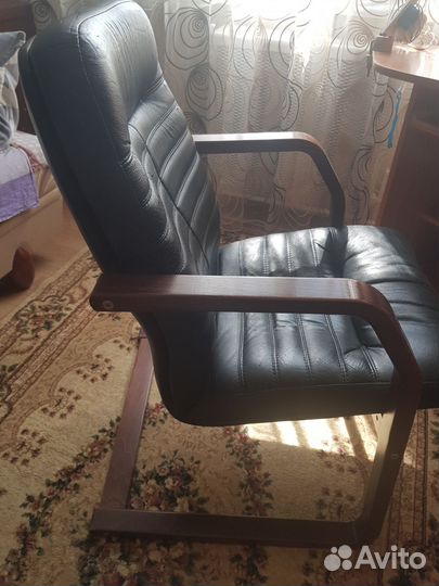 Кожаное кресло