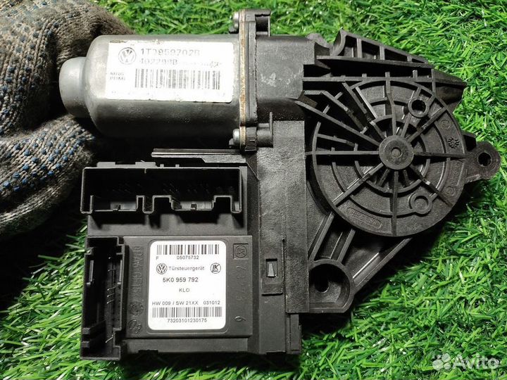 Моторчик стеклоподъемника Skoda Octavia (A4) I