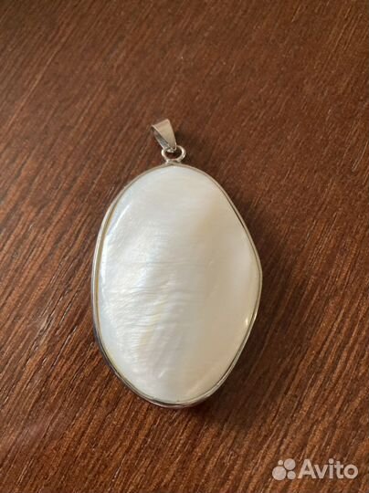 Кулон из перламутра