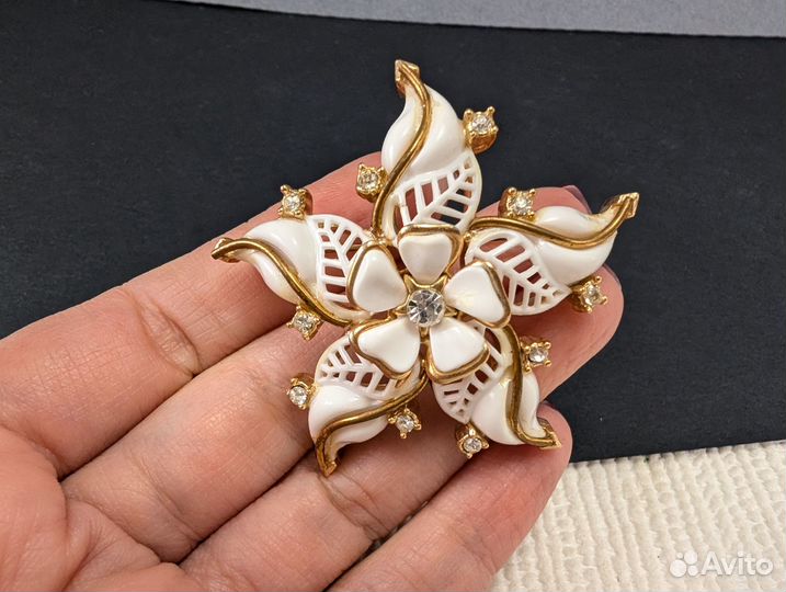 Винтажная брошь белый цветок с кристаллами США 50е