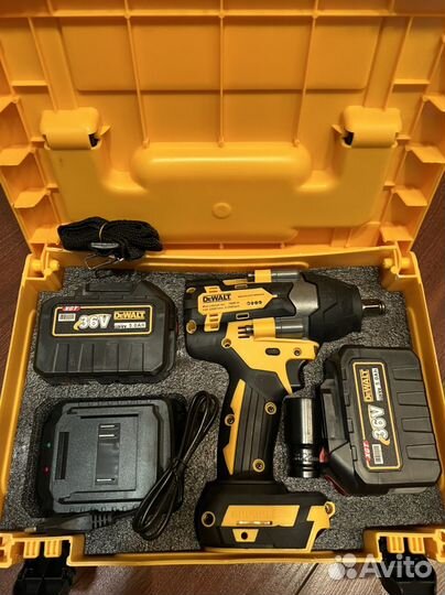 Гайковерт аккумуляторный Dewalt 700 Nm