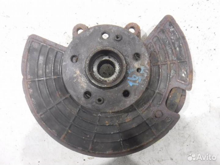 Кулак передний правый