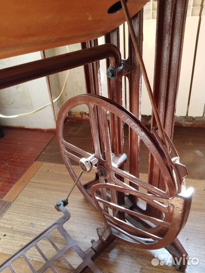 Швейная машина LADA ножная