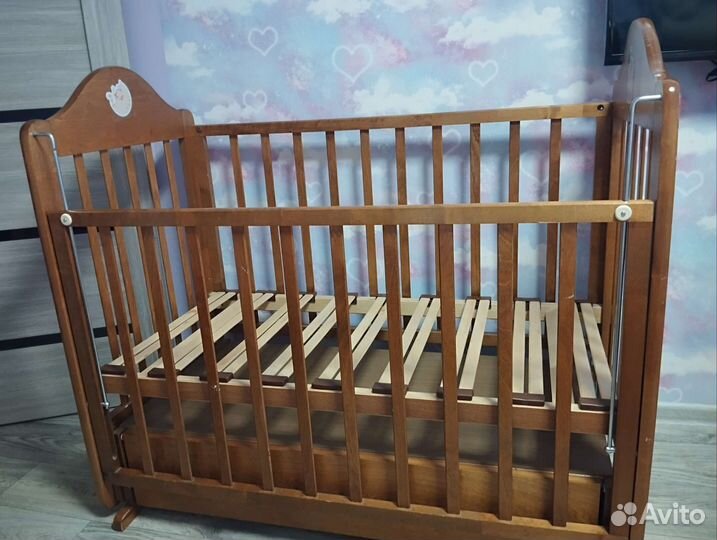 Детская кроватка с маятником и ящиком