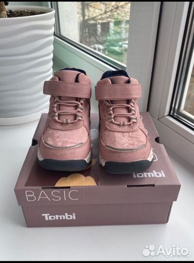 Кроссовки для девочки 24