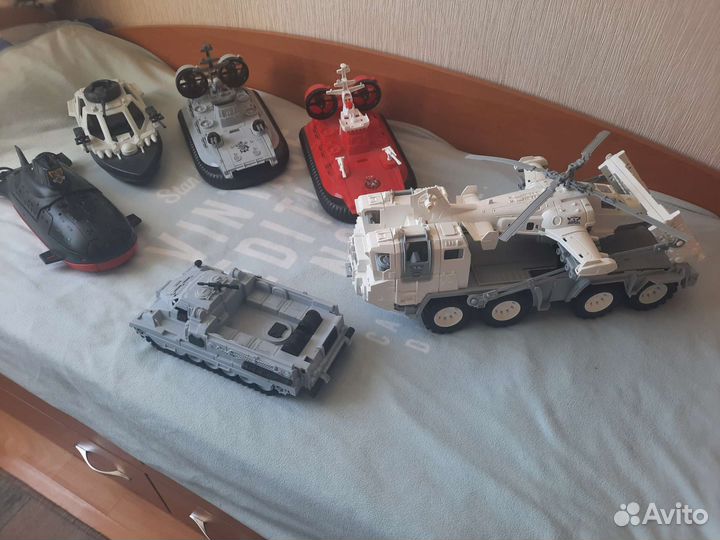 Подводная лодка, корабли, вертолёт, машины