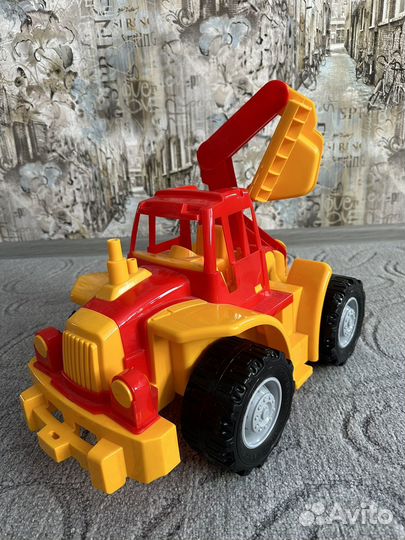 Детский трактор с ковшом
