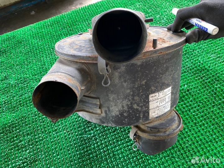 Корпус воздушного фильтра Toyota Land Cruiser