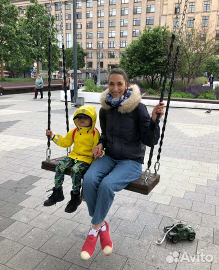 Няня на неполный день, сопровождающая