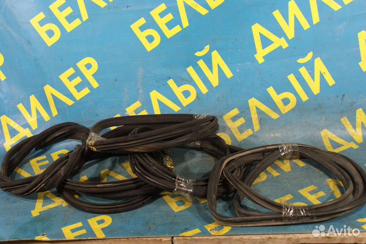 Уплотнитель двери Mercedes-Benz W210