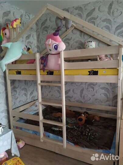 Двухъярусная кровать домик