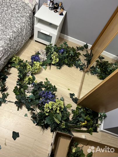 Искусственные цветы коробкой для арки