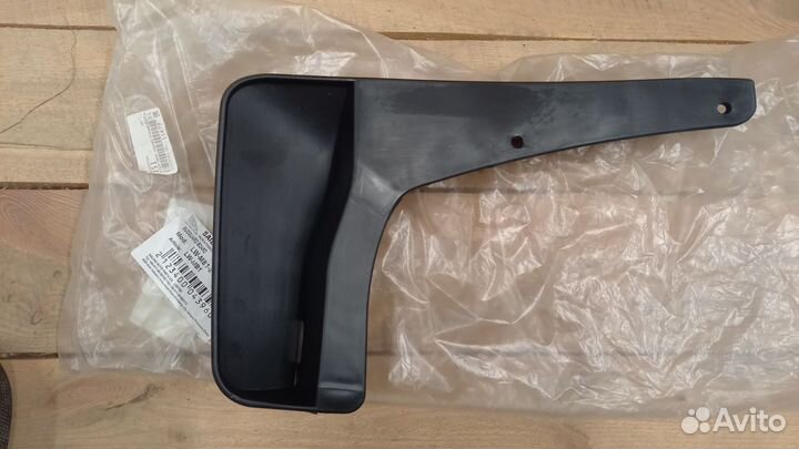 Брызговик задний правый Outlender XL, C-Crosser