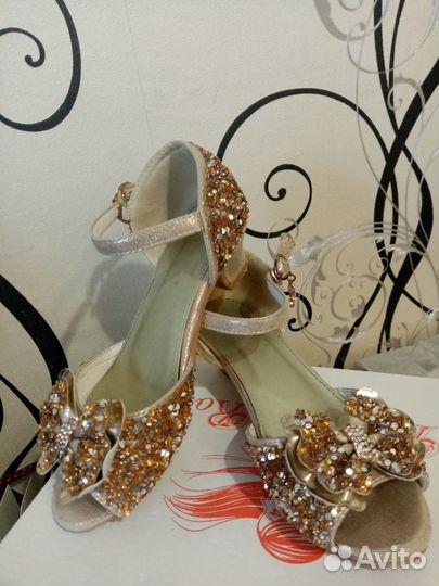 Очень красивые праздничные туфли 34-35