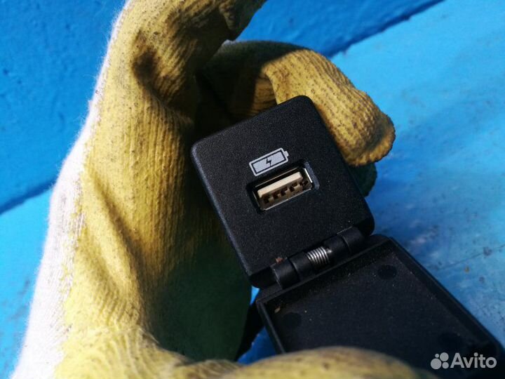 USB разъем Land Rover Discovery Sport L550 AJ200