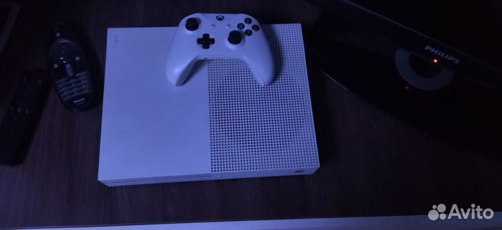 Xbox One s 500 gb + геймпад(джойстик)