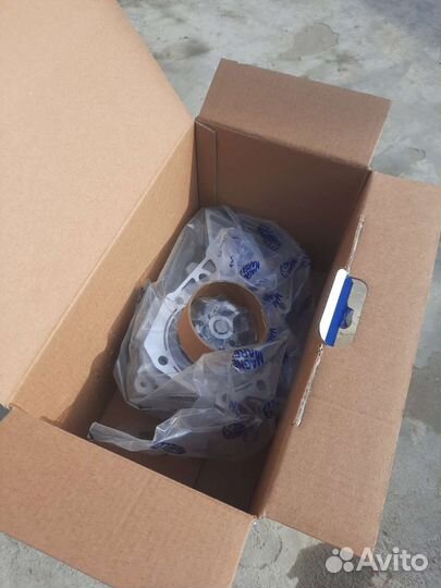 Помпа на двигатель renault k4m