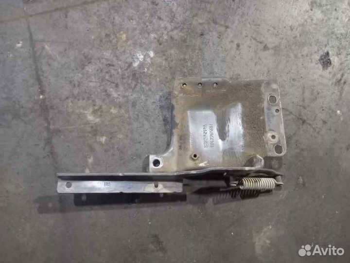 Петля нижней решетки радиатора Scania правая