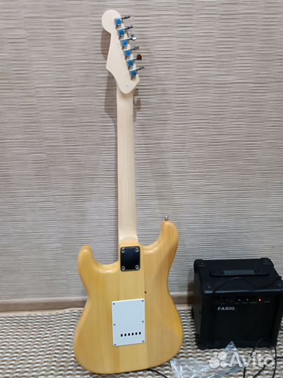 Новая электрогитара с комбоусилителем