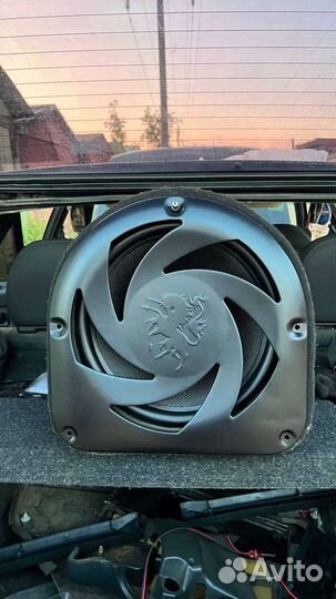 Автомобильный сабвуфер активный