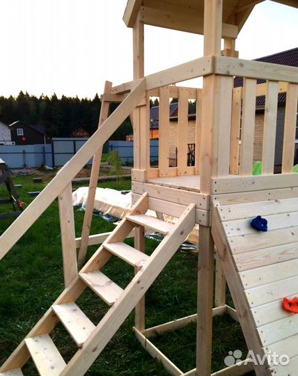 Детская деревянная площадка со скалодромом