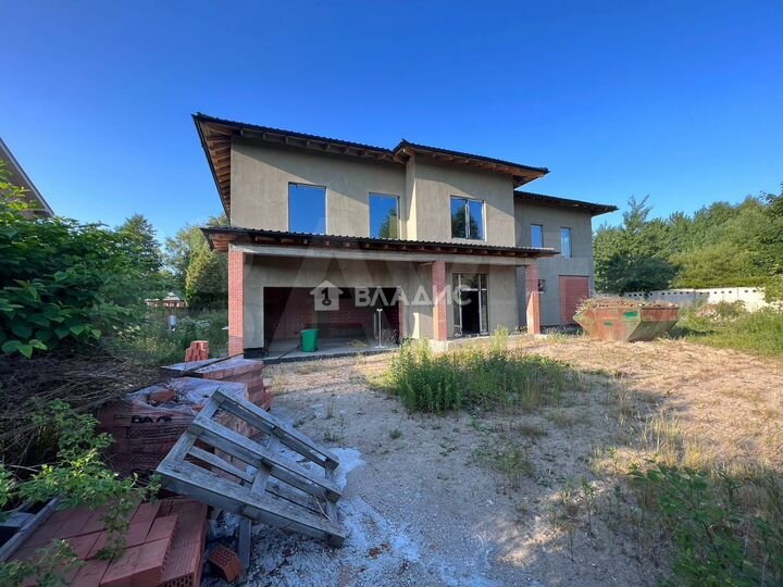 Дом 842 м² на участке 20 сот.