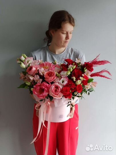 Яркая Композиция в коробке с пионовидными розами