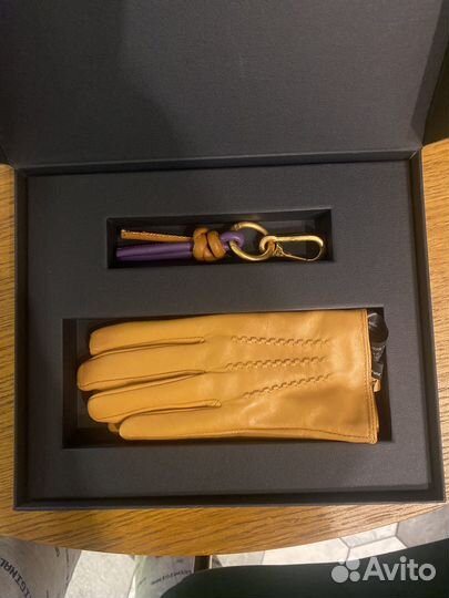 Перчатки и брелок zara