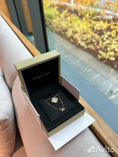 Подвеска van cleef alhambra (с перламутром)