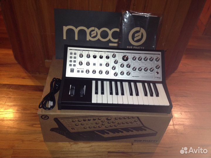 Аналоговый синтезатор Moog sub phatty