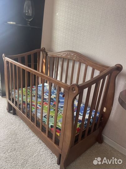 Детская кроватка с маятником