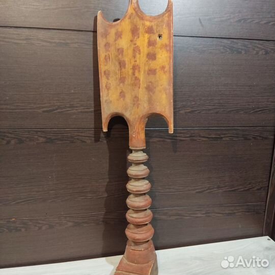 Резная деревянная прялка