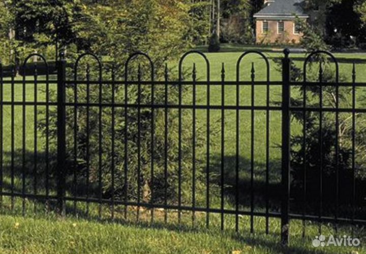 Забор из профильных труб с ковкой