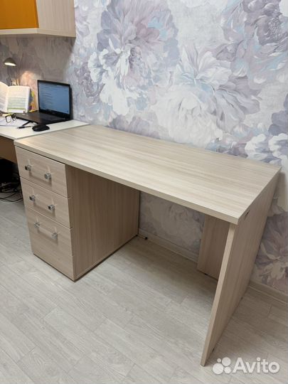 Письменный стол школьный