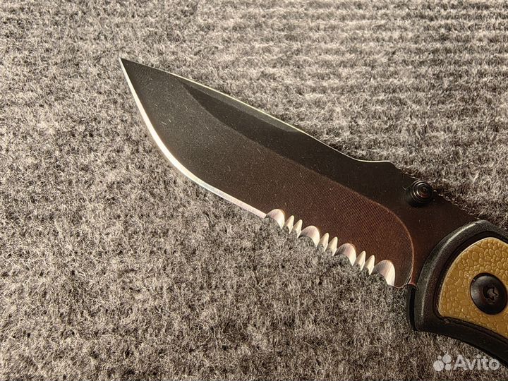 Нож складной Medium Chasm Coyote Brown Serrated