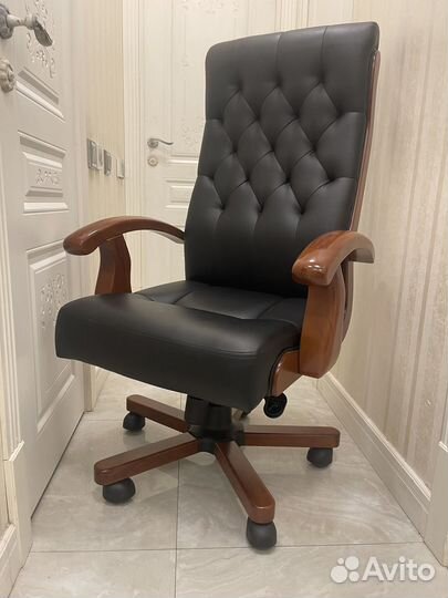 Компьютерное кресло руководителя