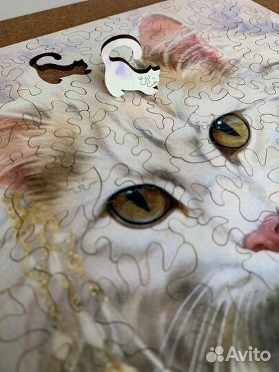 Белый кот с золотой подвеской Деревянный пазл