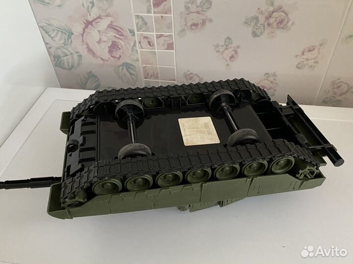 Танк игрушка