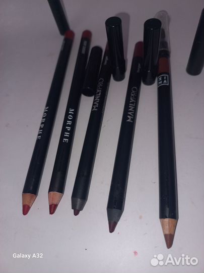 Карандаши,подводки,дезодоранты,туши разные,кисти