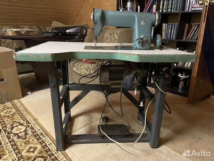 Швейная машина 22 класс со столом и мотором
